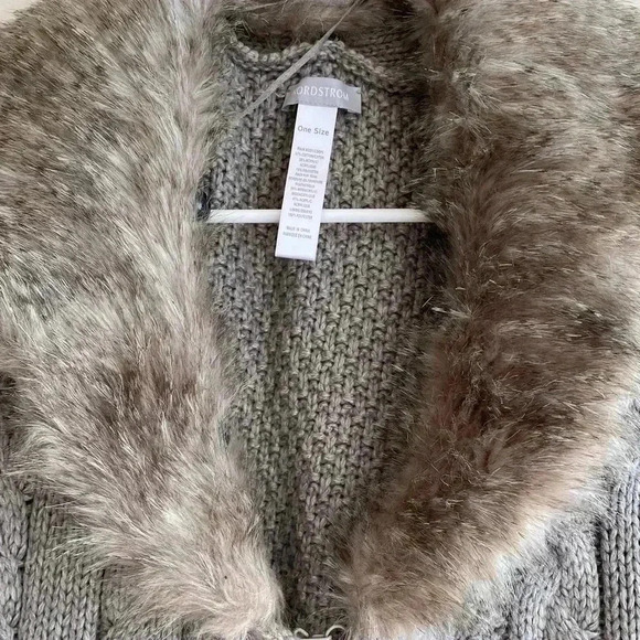 NORDSTROM Oversized Chunky Knit Faux Fur Collar Sweater, Sweater Cape, OS - Picture 5 of 12